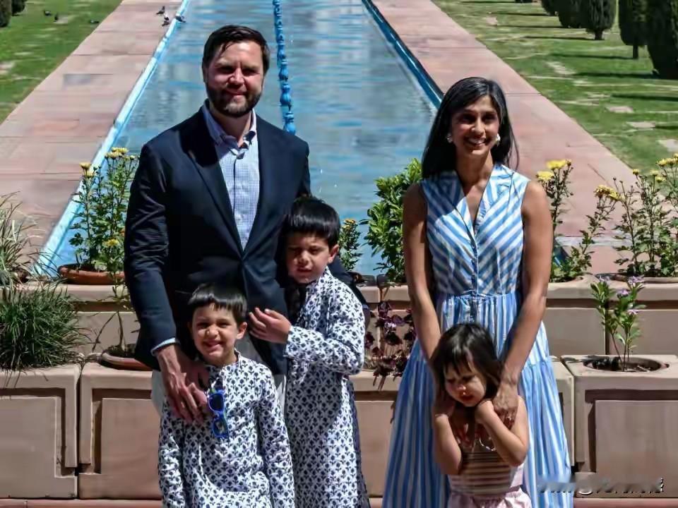 万斯的这个印裔老婆肚子真争气，这已经生了三个孩子之后，今年40岁的她，有为万斯怀