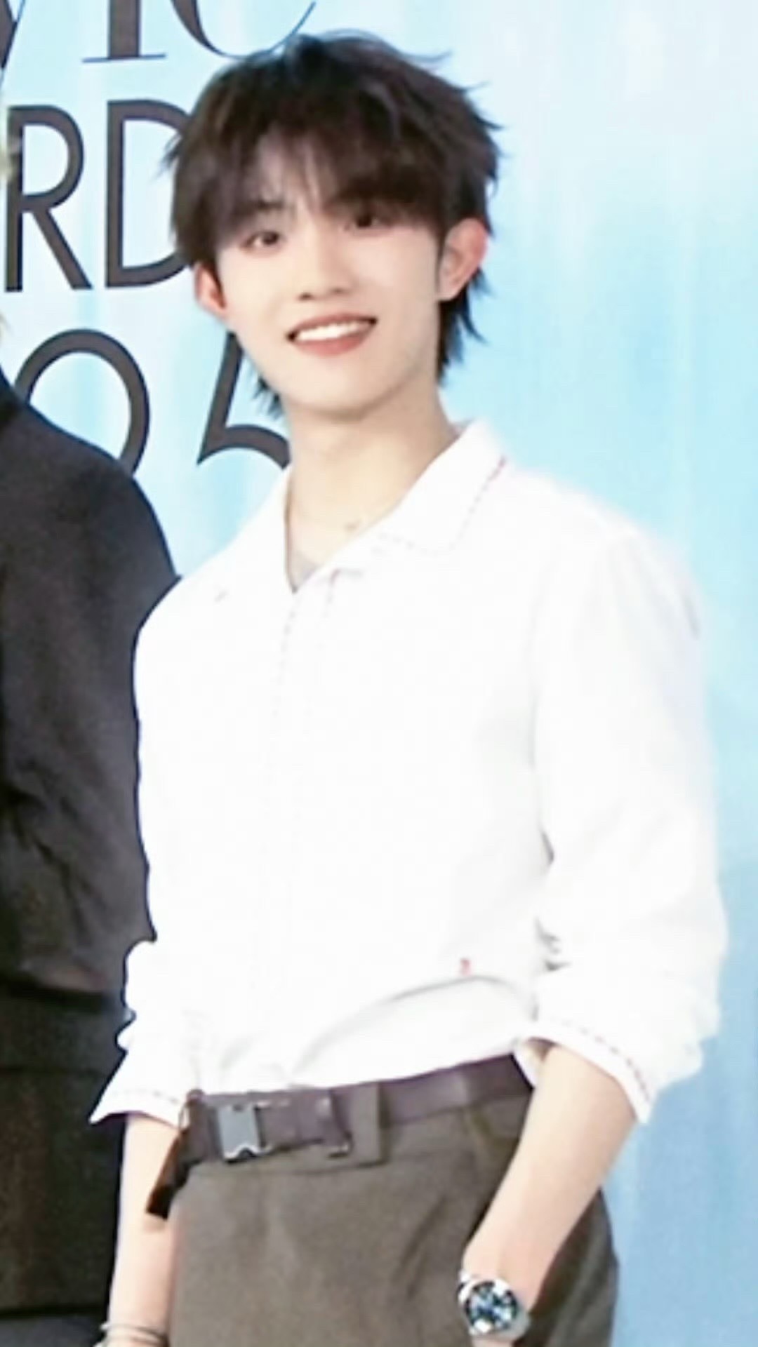 苏新皓露齿笑好明媚苏新皓露牙笑真的好明媚啊，好可爱啊，简直就是状态特别好的元气爱