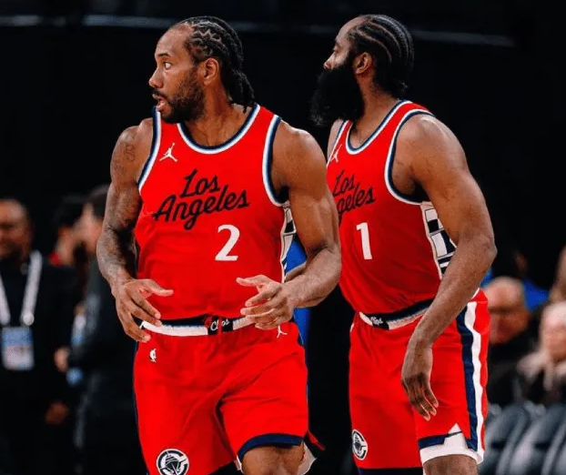 NBA常规赛，快船112-99击败活塞。赛后快船球员詹姆斯-哈登谈到伦纳德生涯