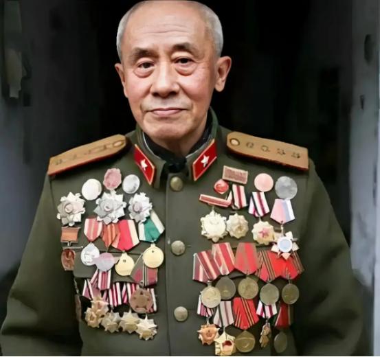 1938年，因为我军优待俘虏的政策，两个日本军官有恃无恐，竟然还敢出口辱骂我军士