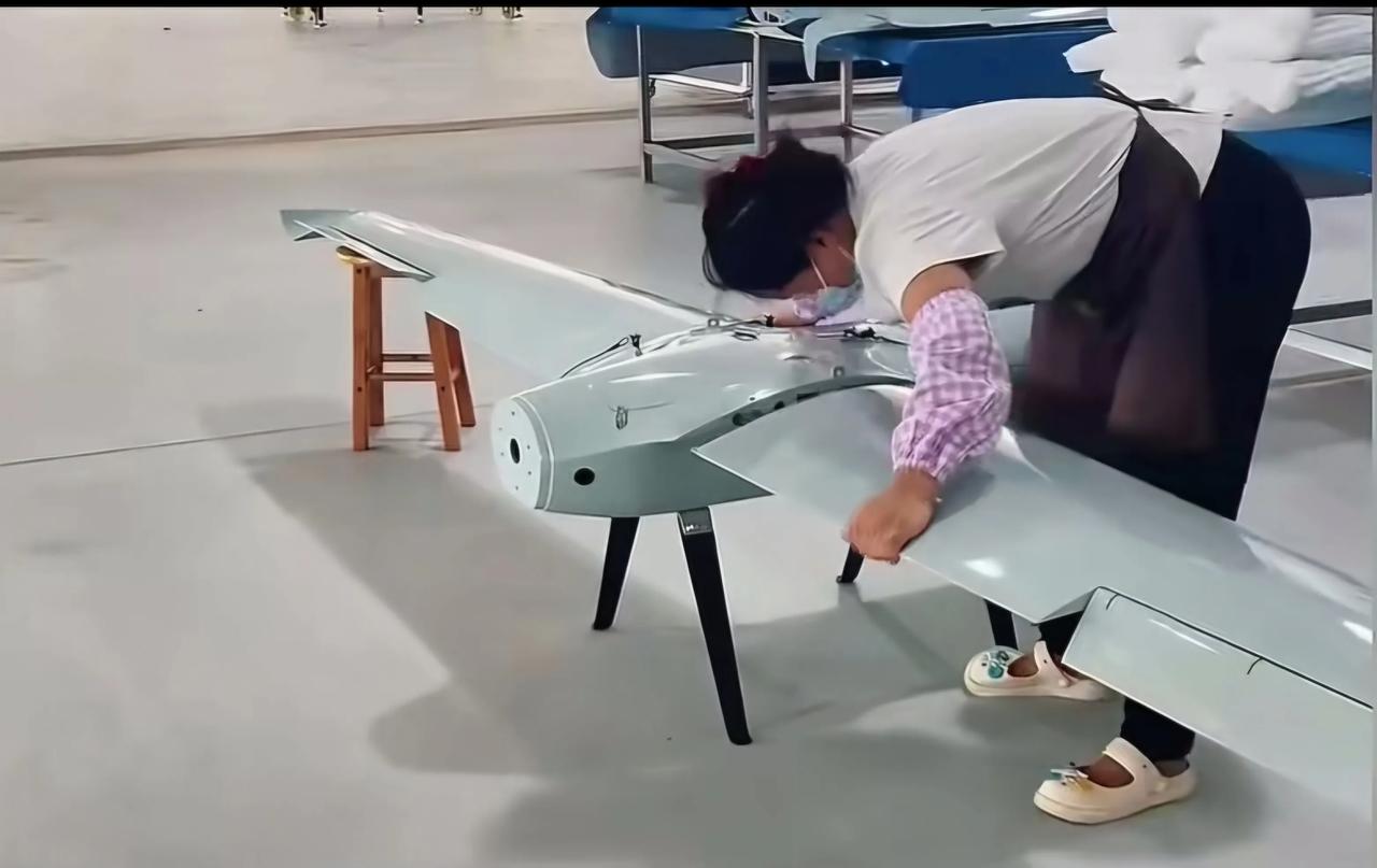 一架先进无人机的诞生，背后有大妈的辛苦付出！无人机在战场大杀四方，拼的是大妈的手