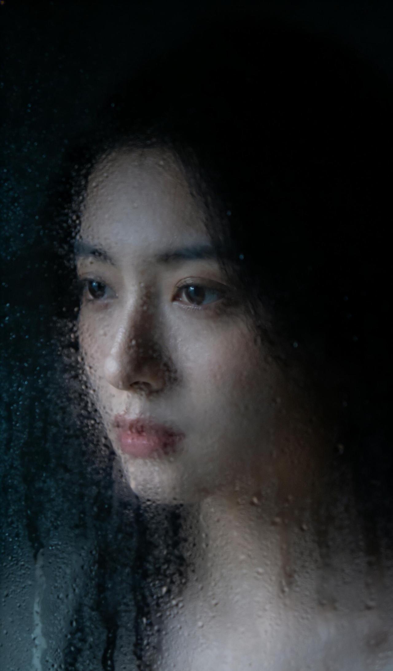 该组作品的亮点在于对磨砂玻璃光影特性的精准把控，突破了常规朦胧人像的平淡感。拍摄