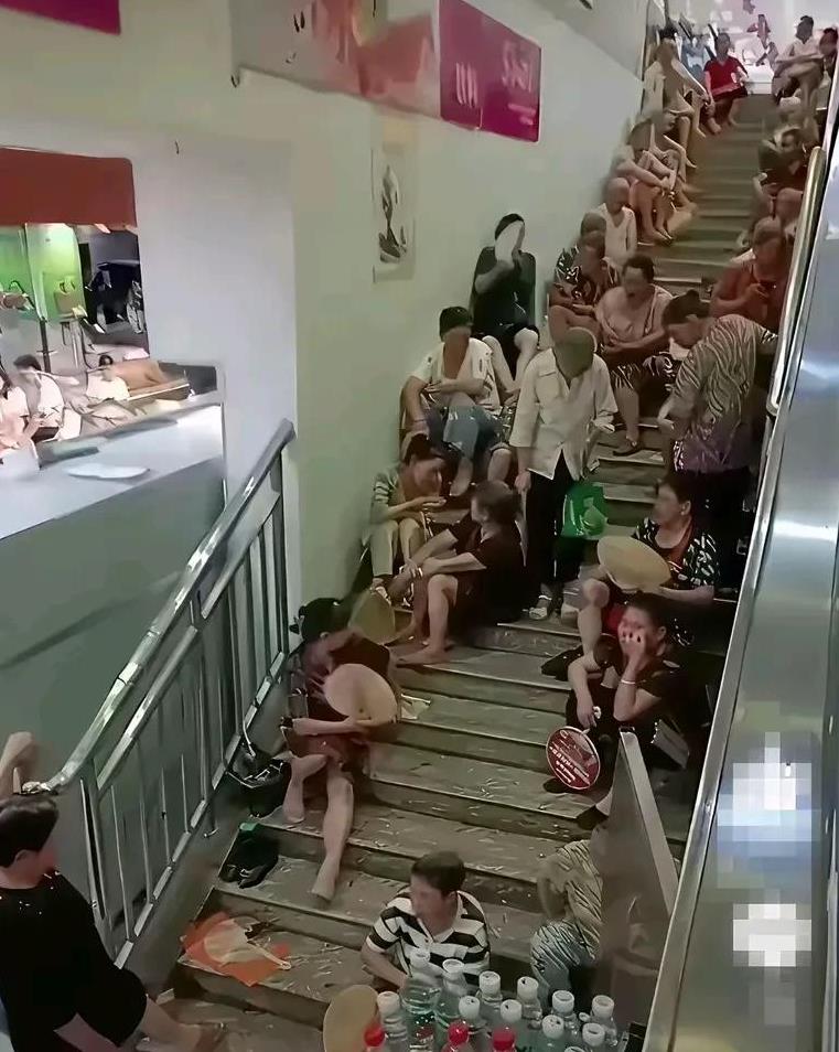 天热，老百姓蹭蹭空调咋啦，至于吗？还给商场出主意说关门，休息几天。唉，……一商