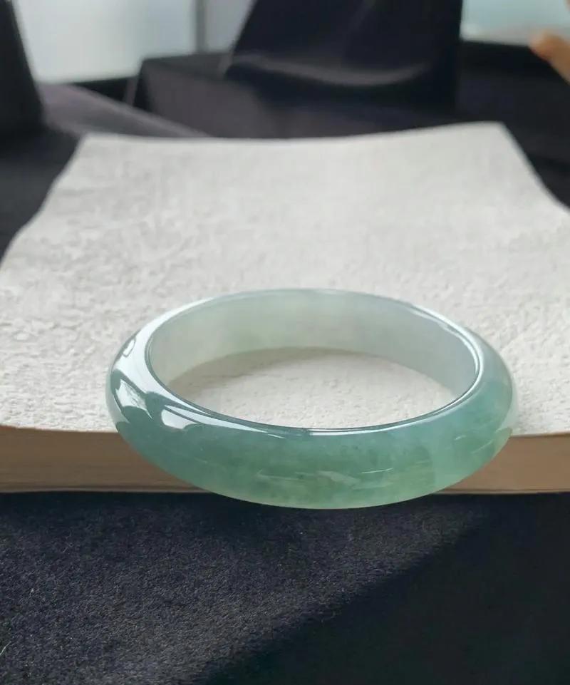 小提醒，心情不好时，心情低落的时候，可以摸玉，特别是带种水的翡翠，很舒服。因为翡