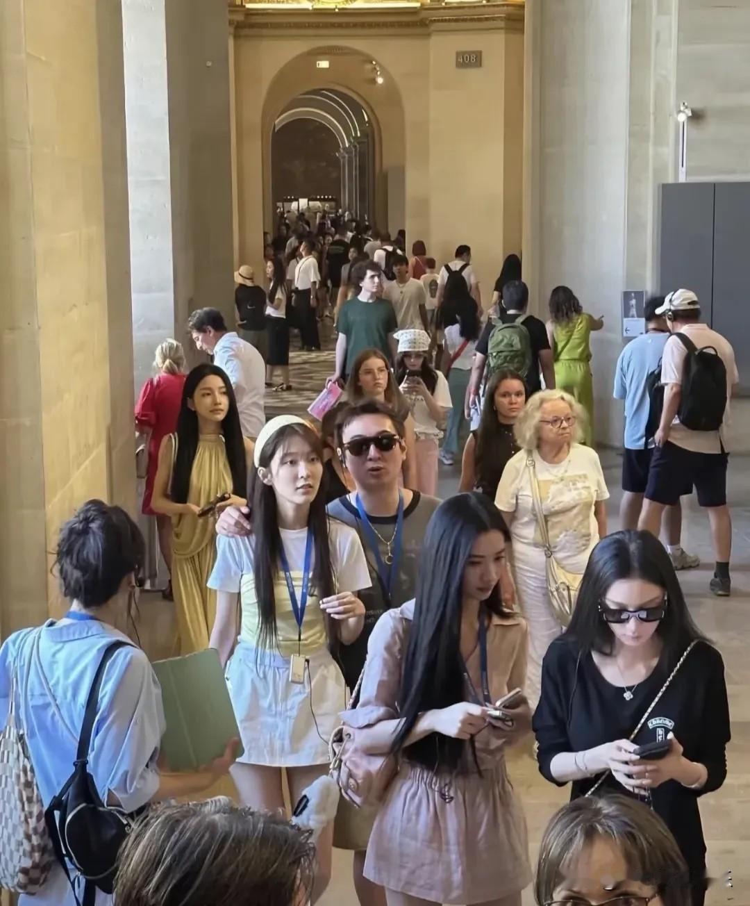 懒懒太能忍了，王思聪带5个美女去逛卢浮宫，他还搂着一个很清纯的女孩，亲密聊天。