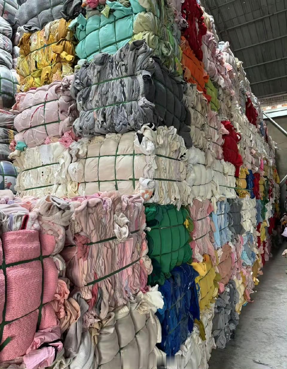 央视曝光旧衣回收产业几毛钱收走，转手放直播间几千倍的利润……以后直播间买衣服，如