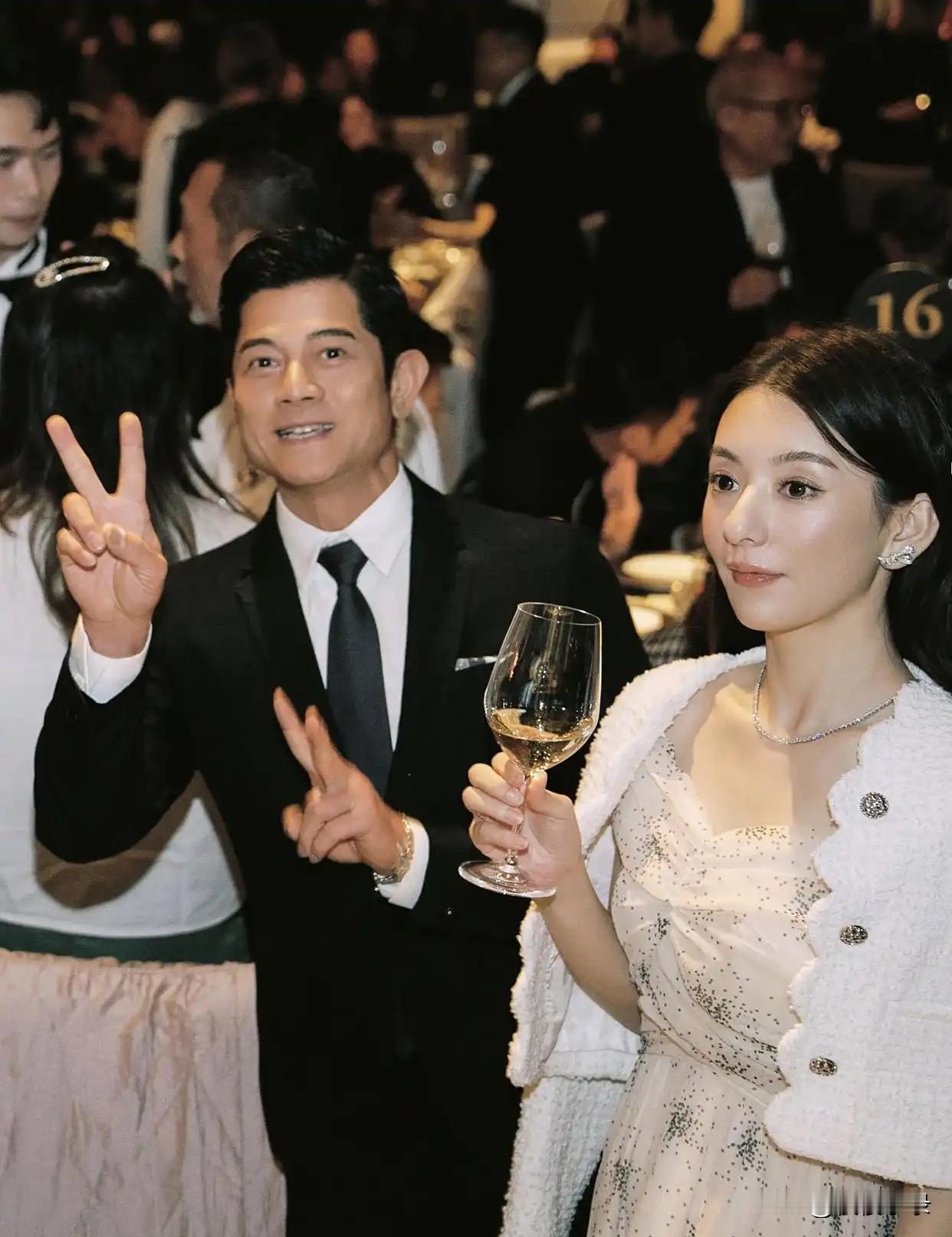 郭富城夫妇参加好友婚礼，方媛大肚凸起仍精致得像洋娃娃，好般配！[墨镜][墨镜]方