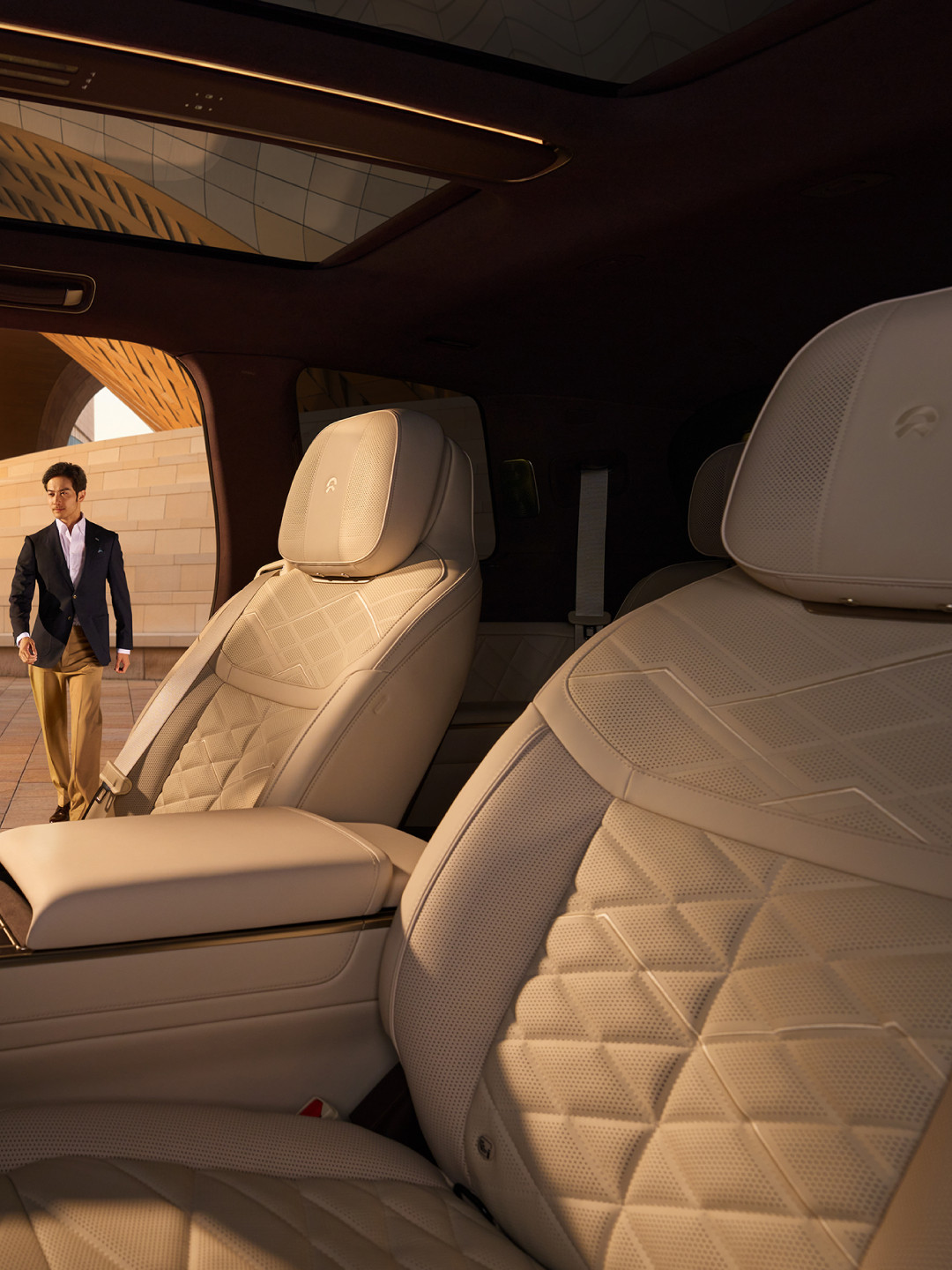 蔚来es9lifestyle官方图，豪华与实用性兼得，躺着这车里泡茶喝真是惬