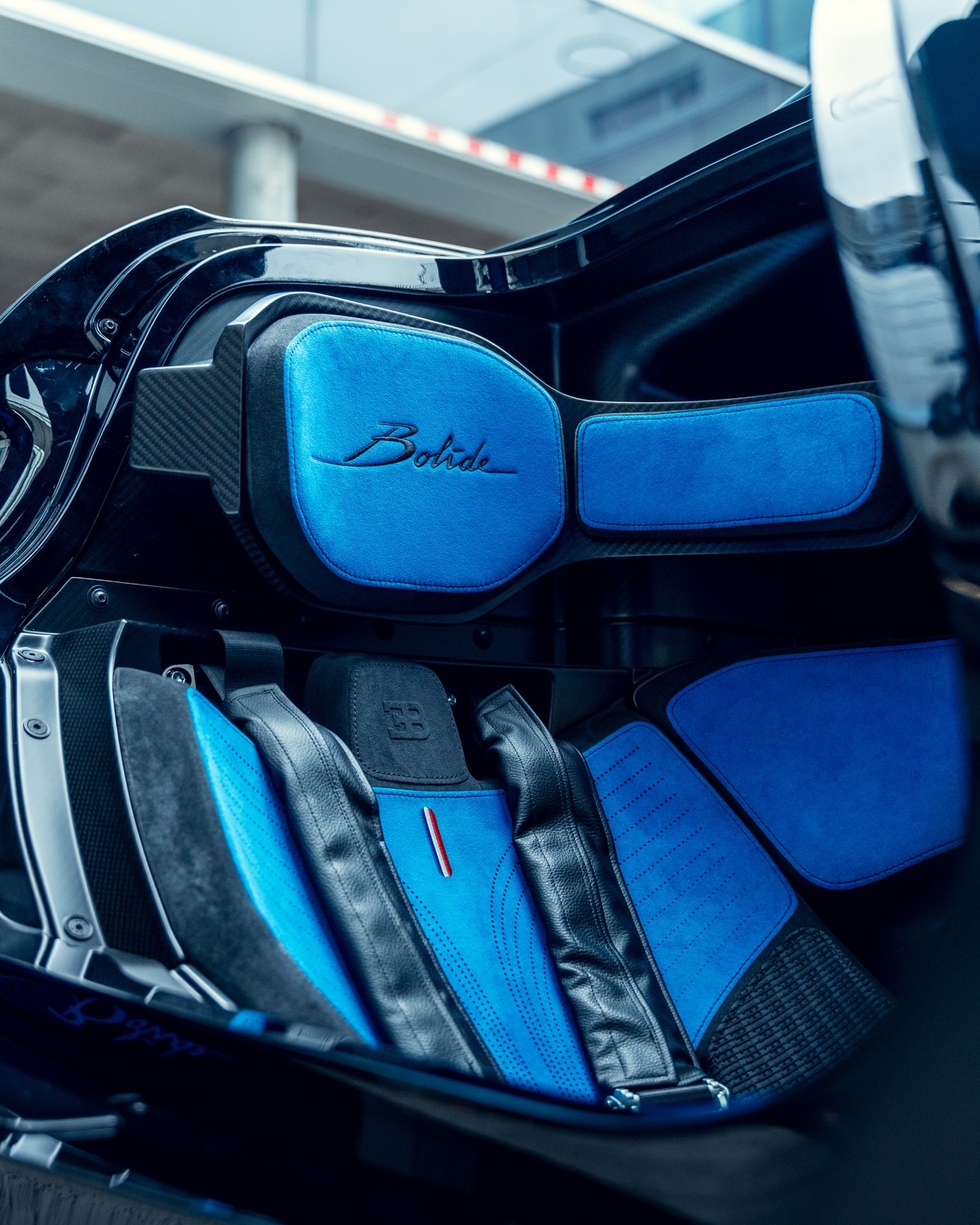 这是解除所有限制的W-16。布加迪Bolide存在于超跑的正常等级体系之外。仅限