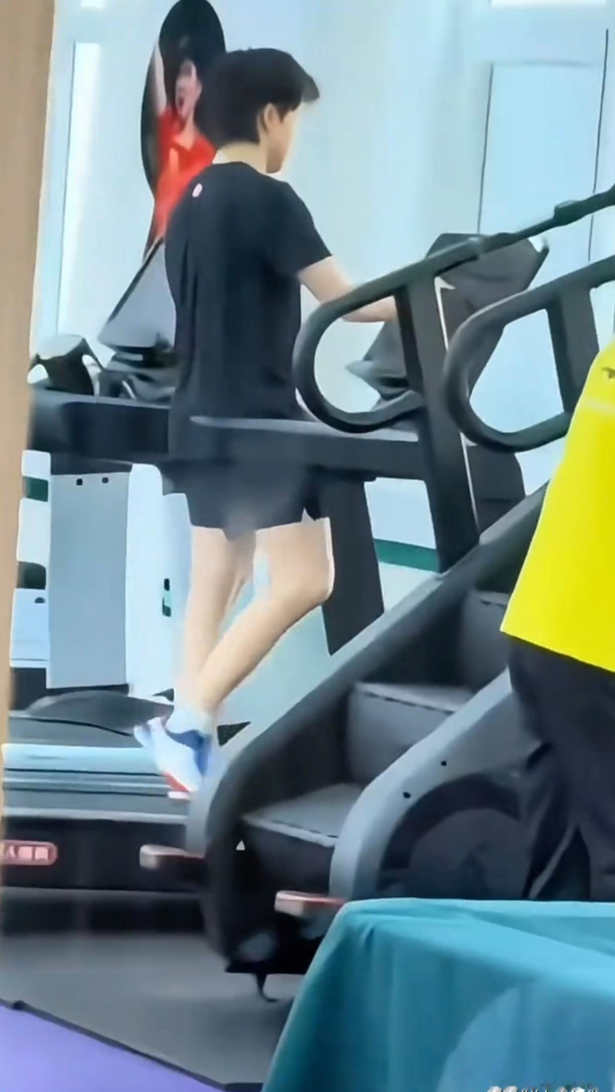 顶尖运动员最脆弱的时刻，往往与胜负无关。镜头拍到王楚钦在京队训练馆。他左肩贴