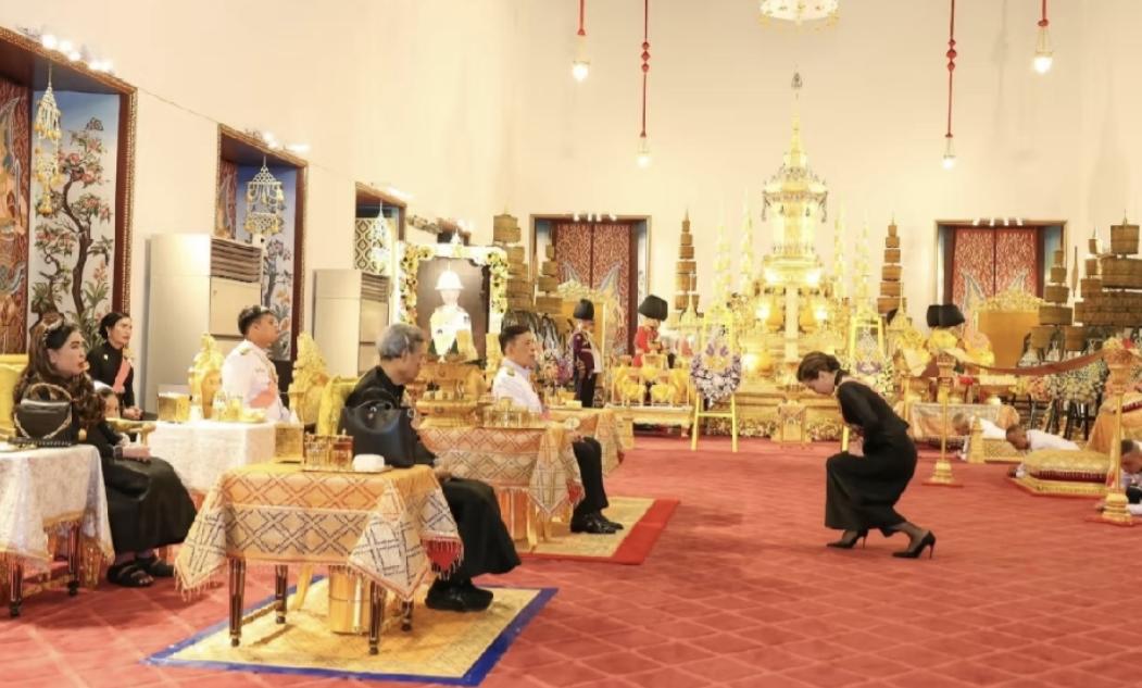 泰王为嫡长女举行去世百日纪念仪式，苏提达行屈膝礼，诗妮娜座位被安排在后排。9