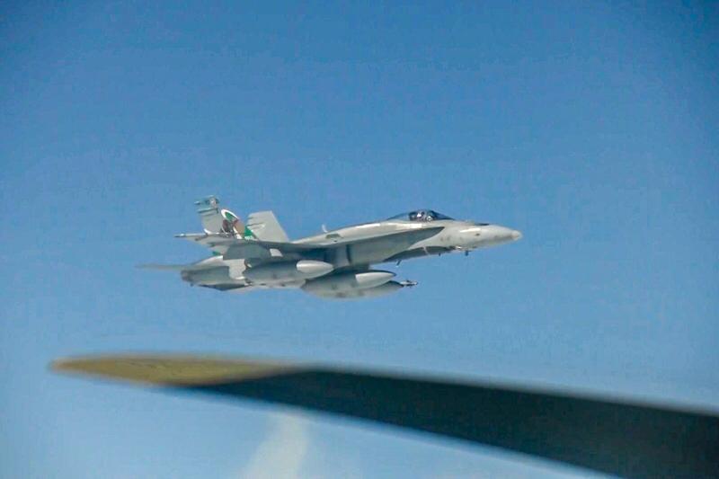 ，中俄第十次联合空中战略巡航的启动，以及专家关于编队可能与辽宁舰航母“历史性相遇