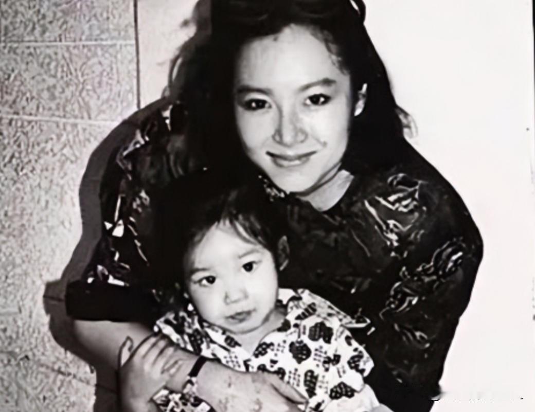 1984年，26岁的恬妞嫁给了印尼富豪，结婚当晚，她才知道老公已经有了一个妻子，