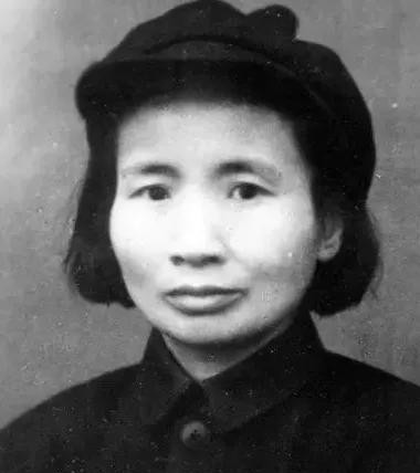1960年冬天，钱瑛受中央安排到甘肃考察，从张掖地区考察完毕，前往高台县的路上，
