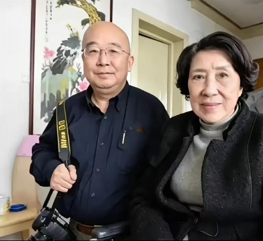 唐师曾与王玉龄相聚，这张室内留影，记录战地记者唐师曾与王玉龄的会面。王玉龄是抗日