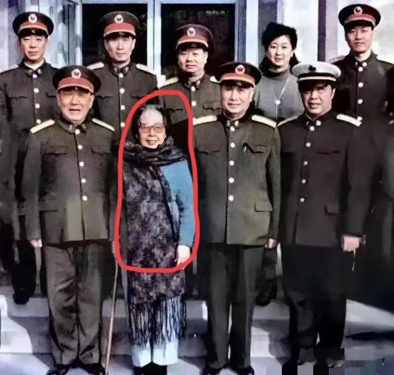 1999年，几位将军专程探望时年83岁的贺龙元帅夫人薛明同志。照片中的薛明老人虽