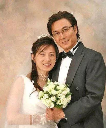 1992年，43岁的刘松仁，在客机上认识一名23岁泰国空姐，不惜花重金追求她。一
