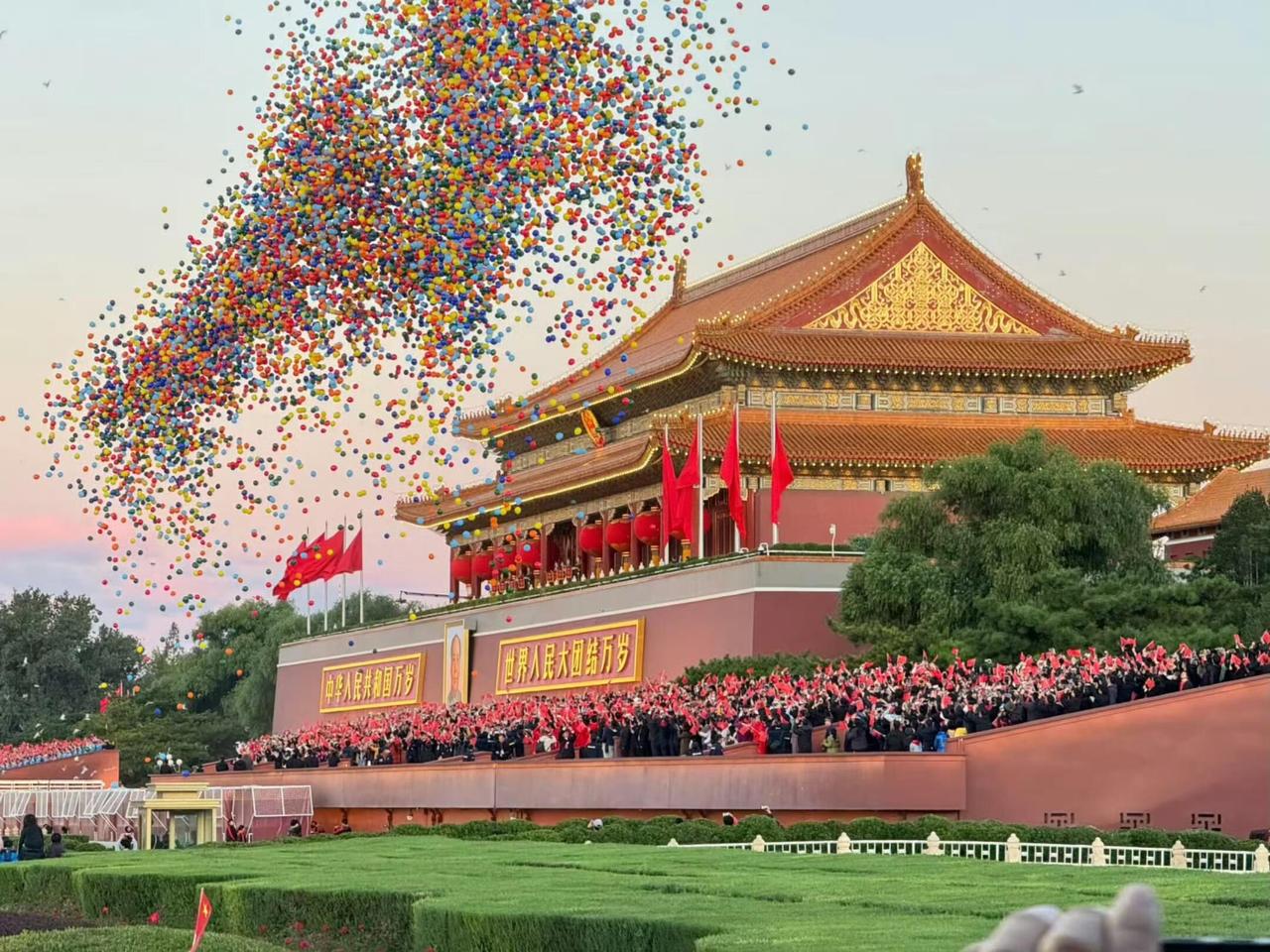 中国人的爱国可不是说说而已，今天路上拿手机的全是在看直播，平时都是在刷短视频，这