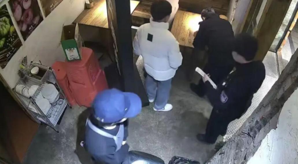 重庆市一餐馆10人聚餐9人开溜事件得到解决，经民警调解，留下的张先生已将所欠餐费