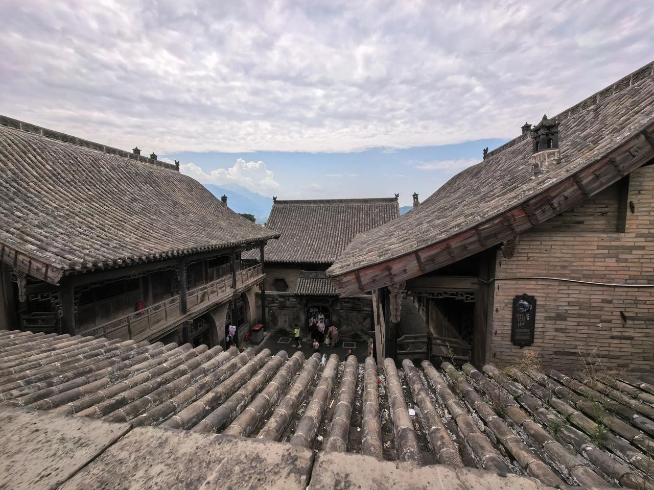到山西旅游三天时间了，觉得一切都不错。可昨天参观了王家大院，从灵石县赶往平遥古城