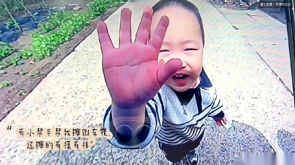 双手断掌。左手也是，右手也是。就因为这个，一个叫米乐的小屁孩，硬生生被全网的