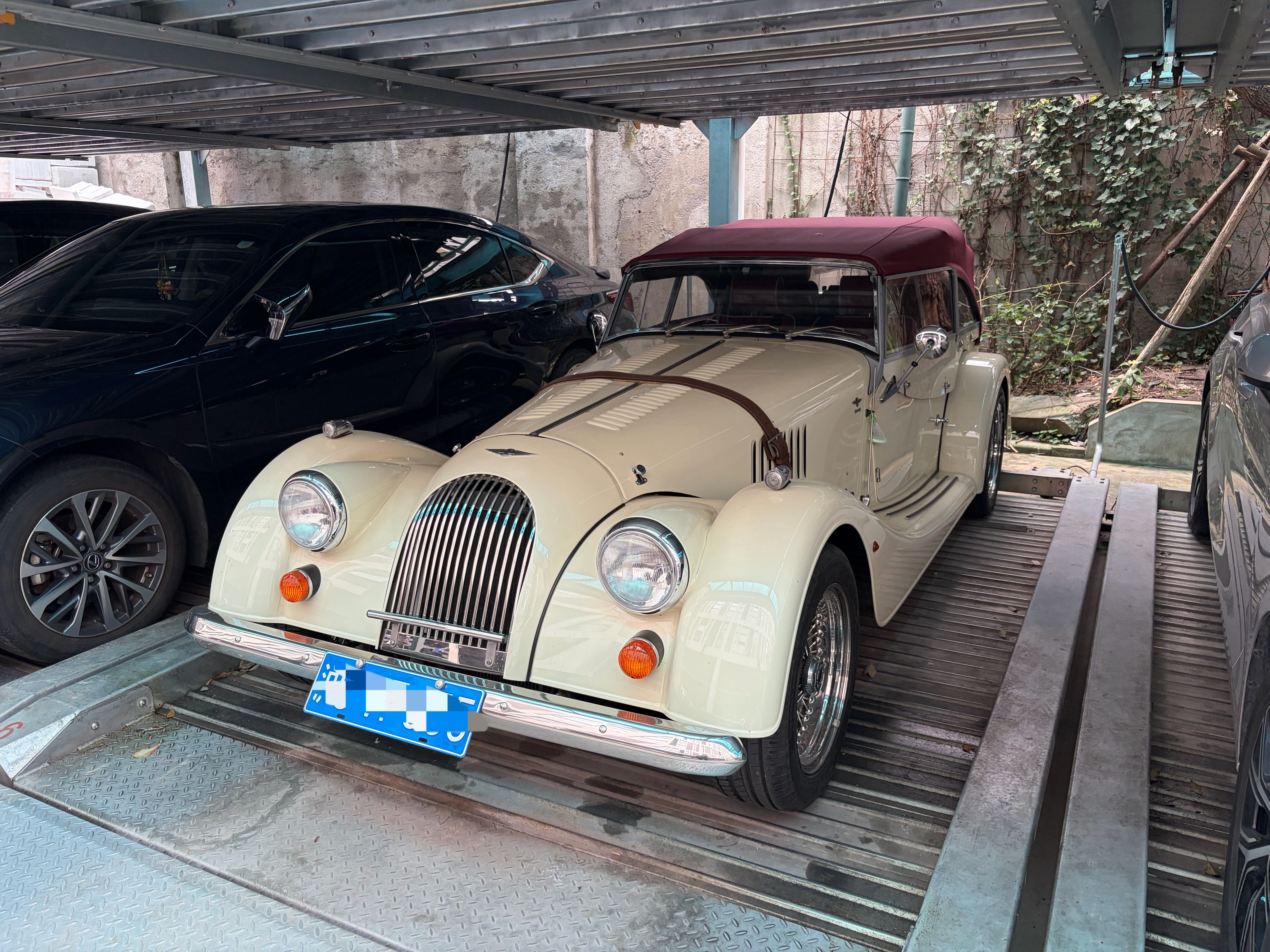 今天送女儿去学舞蹈，停车场碰到两台很“牛逼”的车。第一台大家都认识，知道第二台是