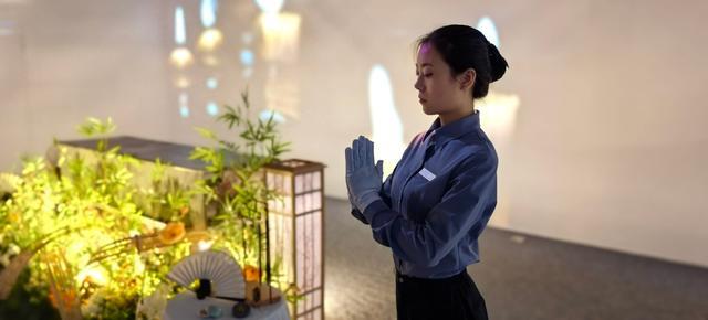 22岁女生做生命告别师: 身边不少00后同事, 月均200场, 生平细节是主持词灵魂