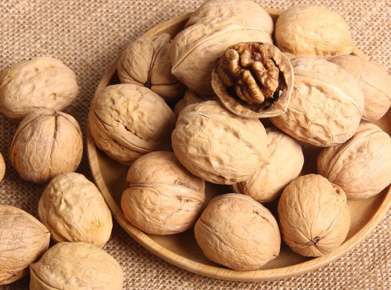 58岁男子高血脂离世，医生痛心：有高血脂3种坚果少碰，别不听劝坚果在健康圈子