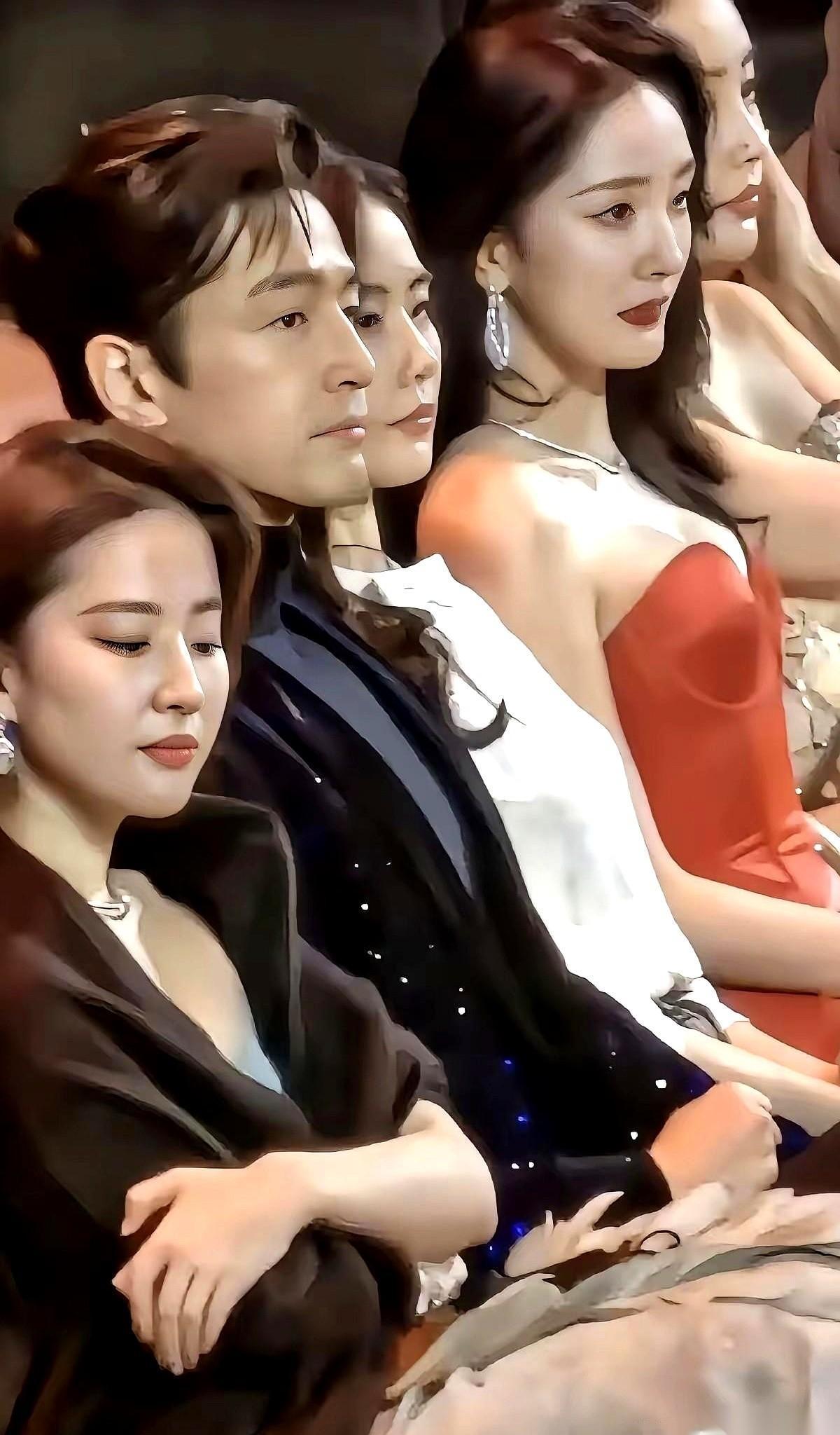 一个满眼写着“姐不在乎”，另一个嘴角往下撇，委屈得像个没抢到糖的小孩。你说这俩