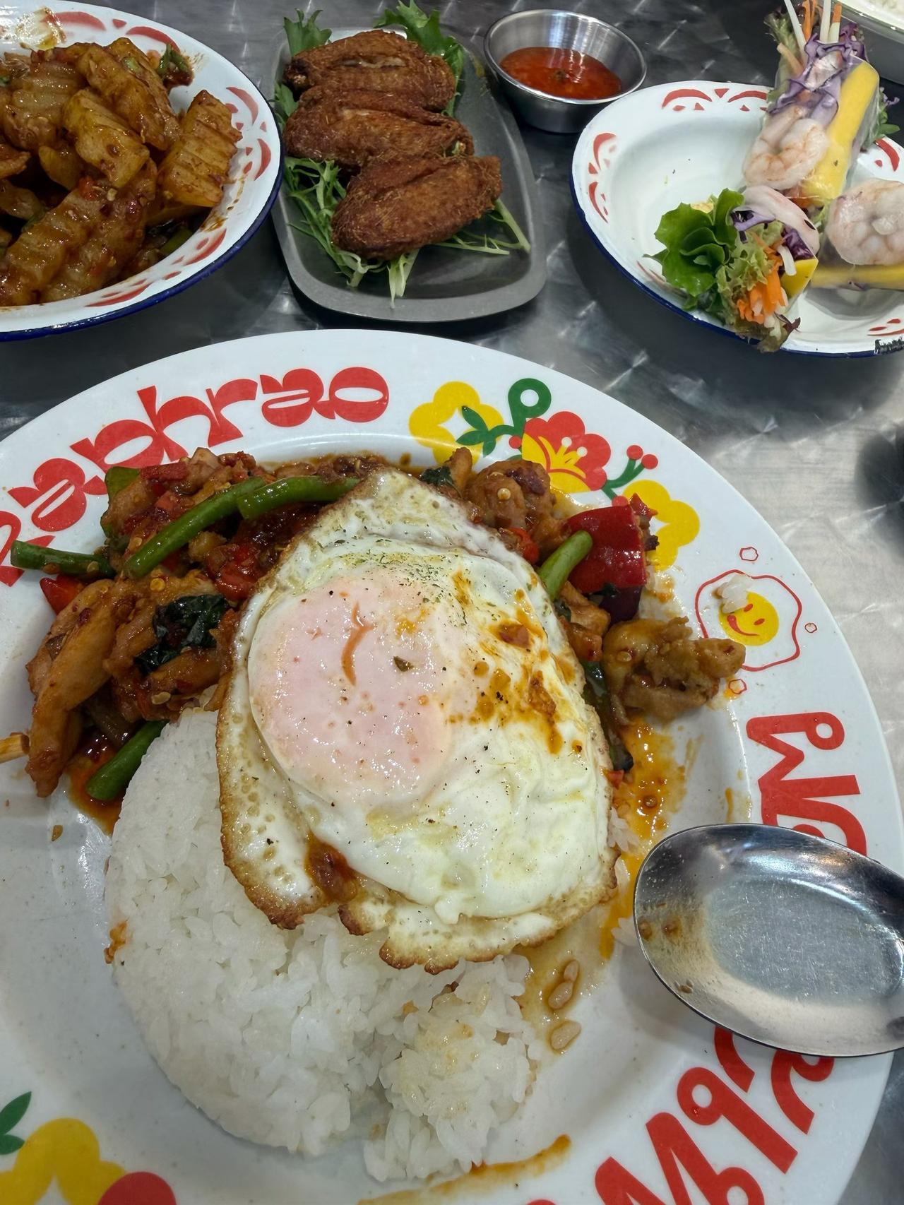 大晚上的，本来想着随便对付一口，结果这顿“随便吃点”还真挺有滋有味。你看这