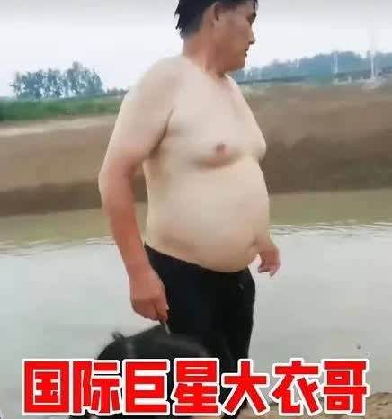 可怜的大衣哥，招谁惹谁了，竟被你们秒视成“国际巨星”。说实话，大衣哥不就是来
