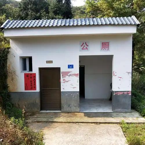 到农村，让人最头疼最痛苦的一件事就是上厕所。农村改厕是老大难问题，不改确实不行了