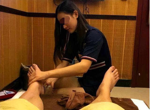 安徽，一男子去按摩，见女技师长得漂亮，穿着暴露，便摸了一下对方胸部！女技师又羞又