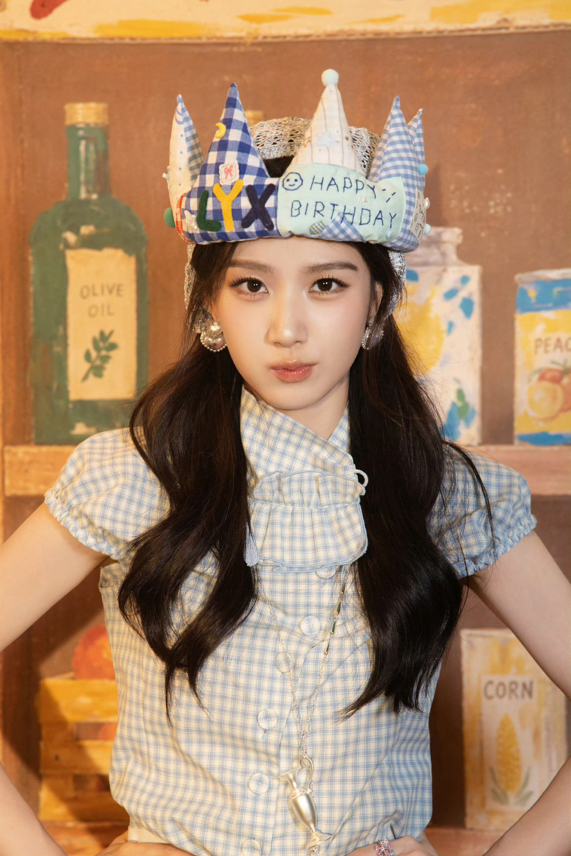 被卢昱晓这套造型可爱晕卢昱晓27岁生日写真释出，“生日杂货铺”的主题氛围感满满。