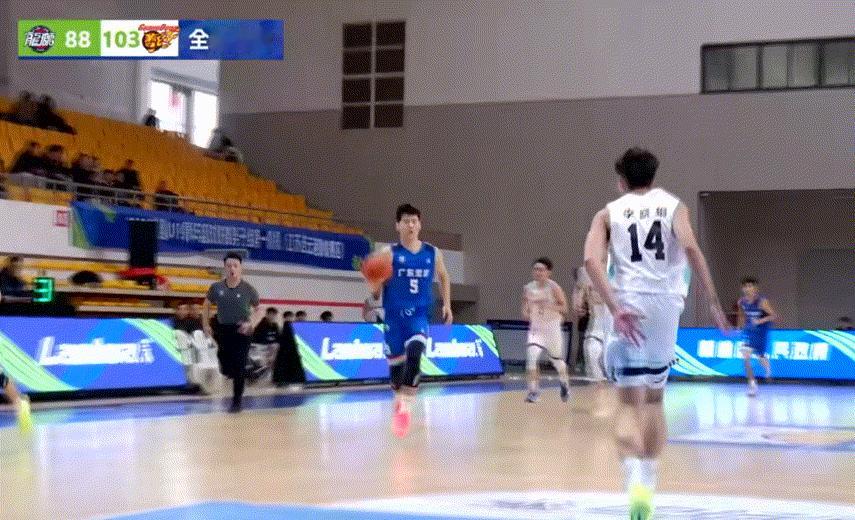 刚结束的一场U19小组赛，广东宏远以15分优势击败此前未尝败绩的龙狮青年队，豪取