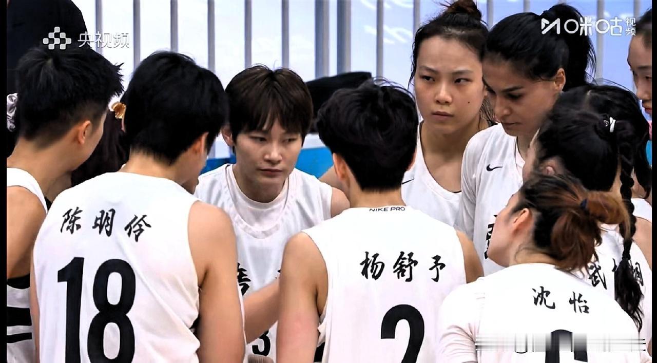 钱白花了！四川组建豪华全运男女篮球队，都没拿到冠军，男篮是铜牌，女篮是银牌，恕我