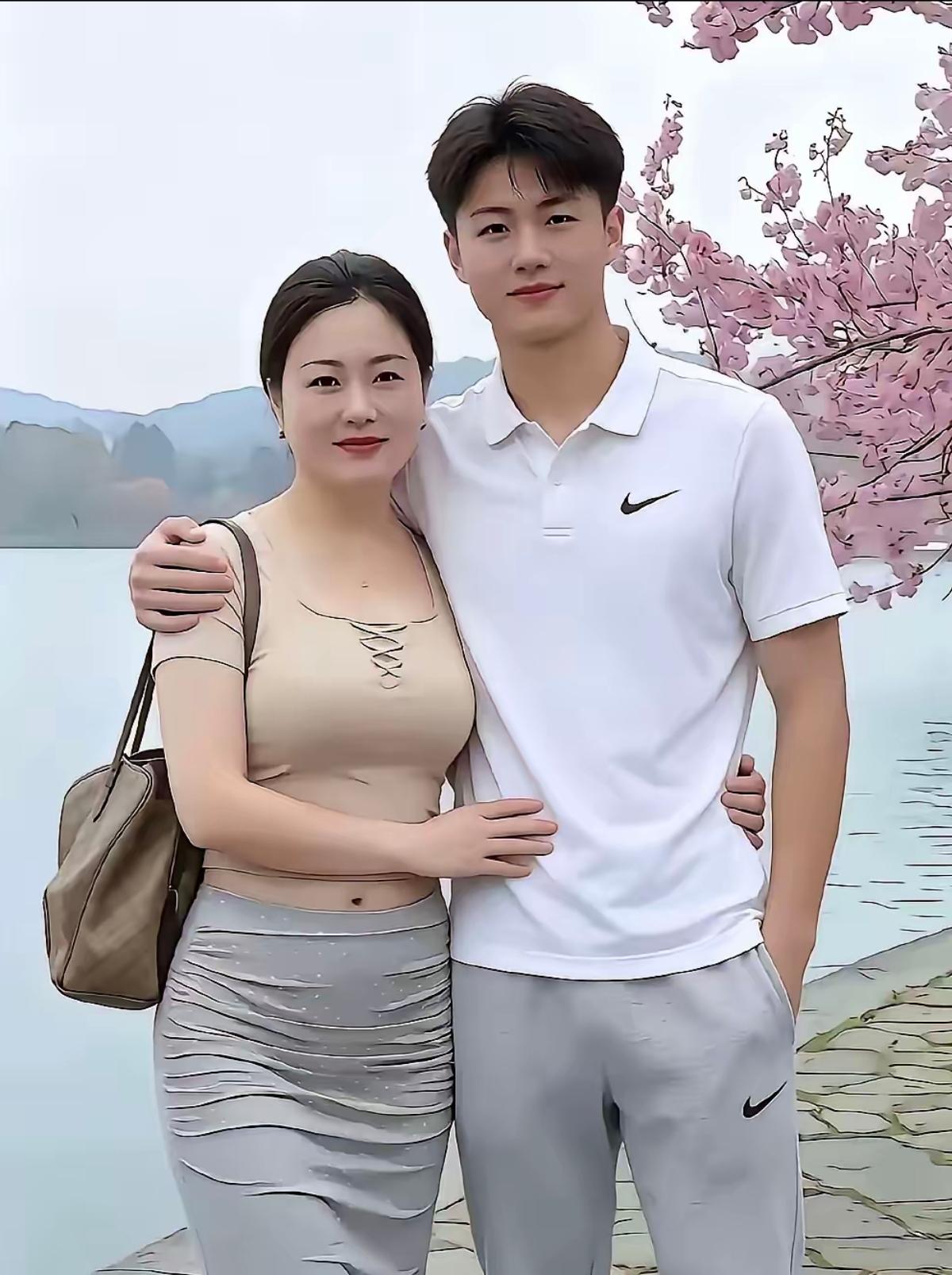 明明就是妈妈与儿子，两人长得一模一样，别误认为是情侣了。