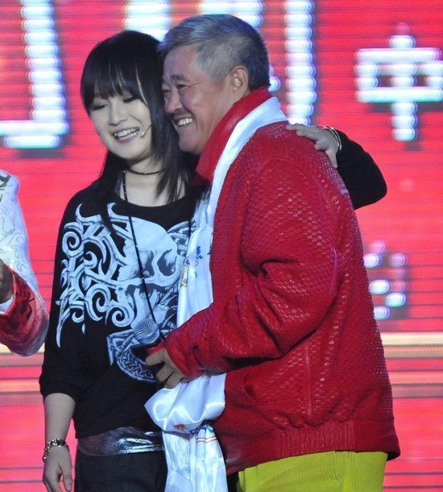 一次，赵本山和前妻生的大女儿赵玉芳来家中探望，赵本山的老婆马丽娟表现冷漠，一句话