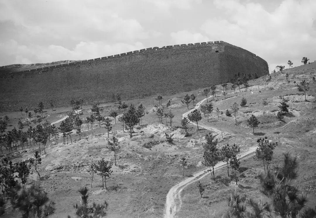 老照片:德国摄影师赫达·莫里逊1944年拍摄的南京1.天堡城2.鸡鸣寺东望