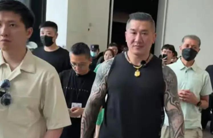 点赞了，馆长登上中国大陆《央视》。虽然因为双手被打码，被青鸟酸是“隐形的翅膀”，