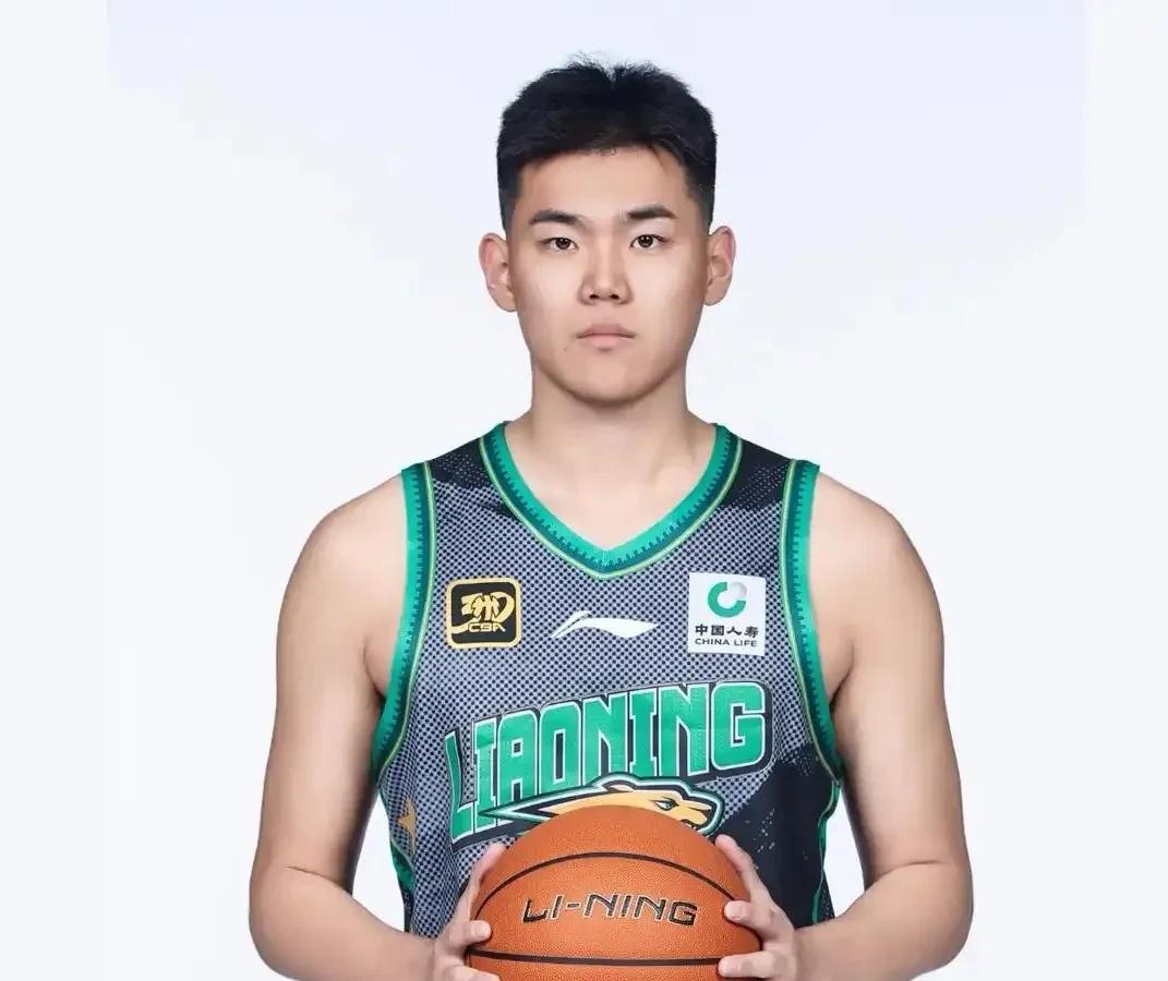 因为球场斗殴被禁赛三年，让辽宁男篮青年球员黄秋实被球迷熟知，看过他的篮球轨迹，原