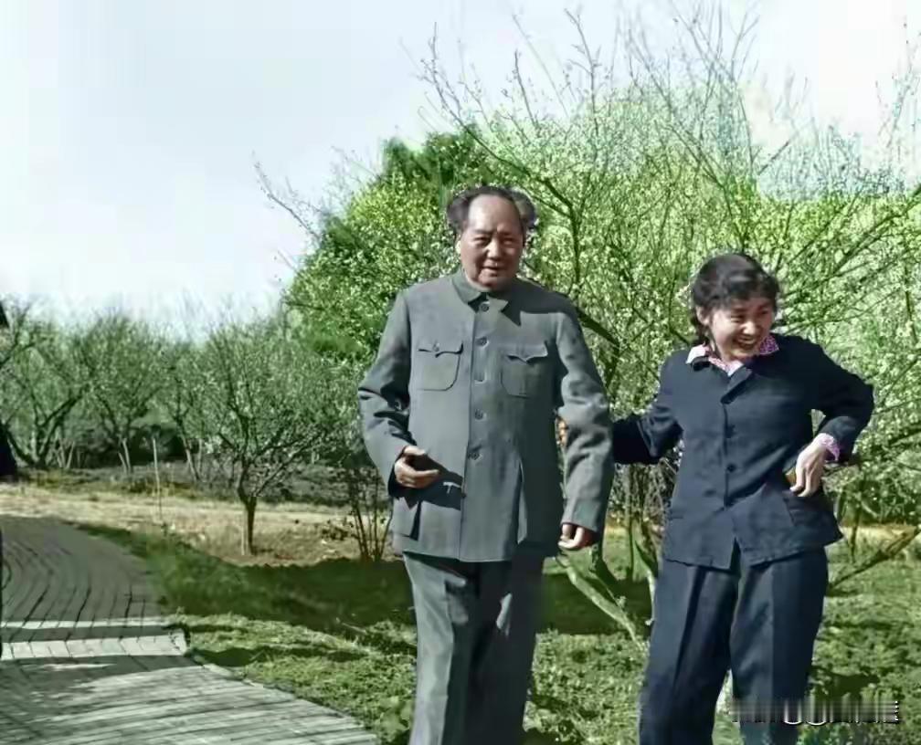 1962年珍贵老照片：家人“拽”着毛主席踏青，一眼读懂伟人的温柔一张196