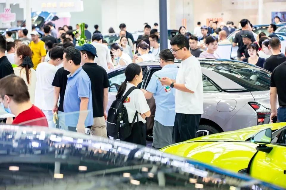 车市开年遇冷！1月销量同比暴跌28%车企弃价格战玩新套路乘联分会最新数据