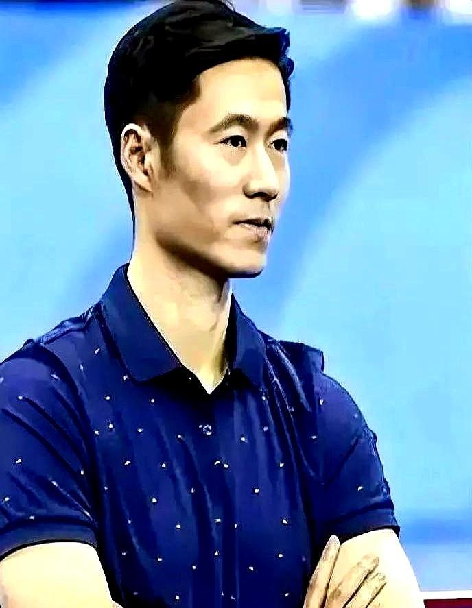 王励勤刚坐上主席位，球迷就喊话：先把门关上，再开刀。关门，是真关了。5月多