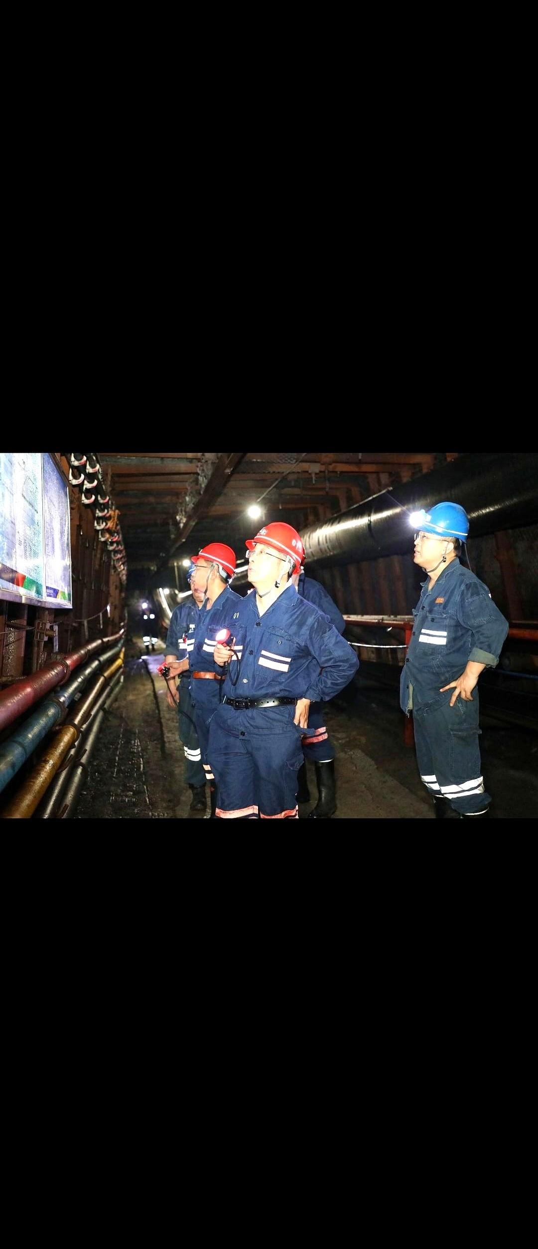 我们矿上，最近出了个不大不小的新闻。新提拔了一位大矿长，31岁。真的，哥们儿