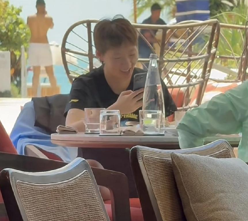 王曼昱与徐奕酒店餐厅悠闲下午茶时间！吃完饭后的曼昱和咱们老百姓在家一模一样，葛优