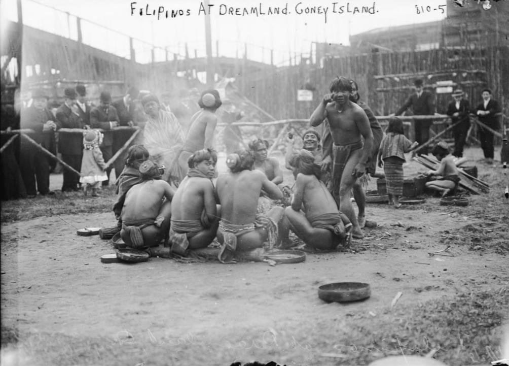 两张摄于1905至1906年的历史照片，展示了来自菲律宾的伊戈洛特（Igorot