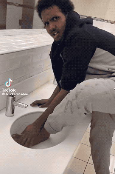 索马里人在美国：直接在洗手池里面洗脚丫子！一个美国人走进加油站的洗手间，看到另一