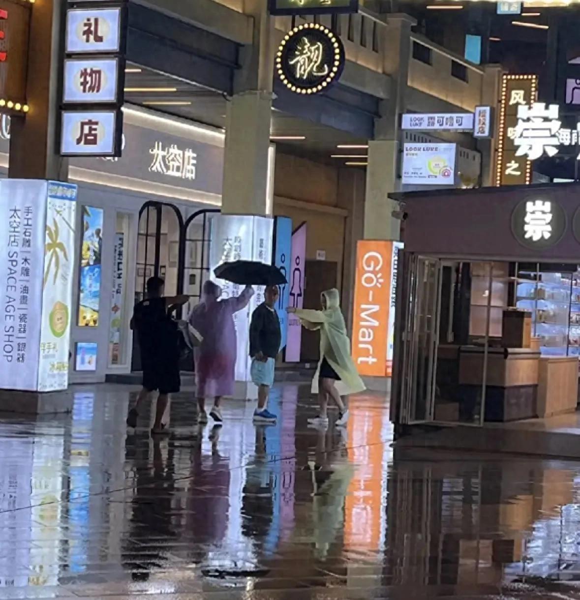 赵本山在海南清水湾度假，穿短裤派头十足，俩人打伞伺候，没见老赵本山海南度假被偶