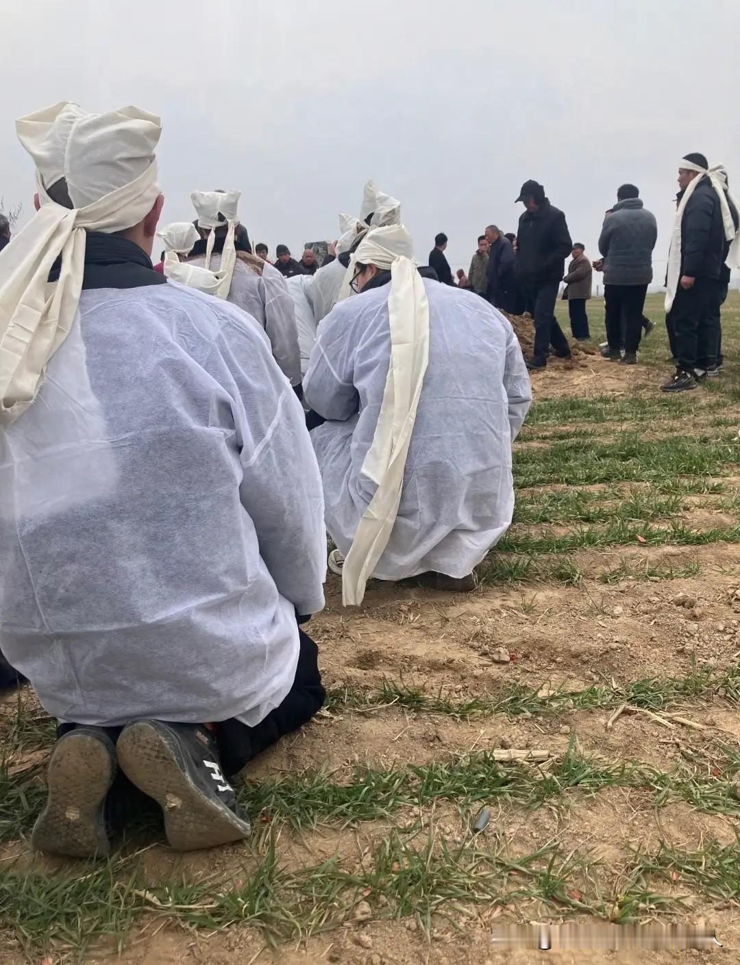 殡葬新规一出来，全网都在热烈讨论！新规不再执着于“入土为安”的老传统，而是政府牵